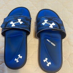 Boys size 5 under armour slides, barely worn